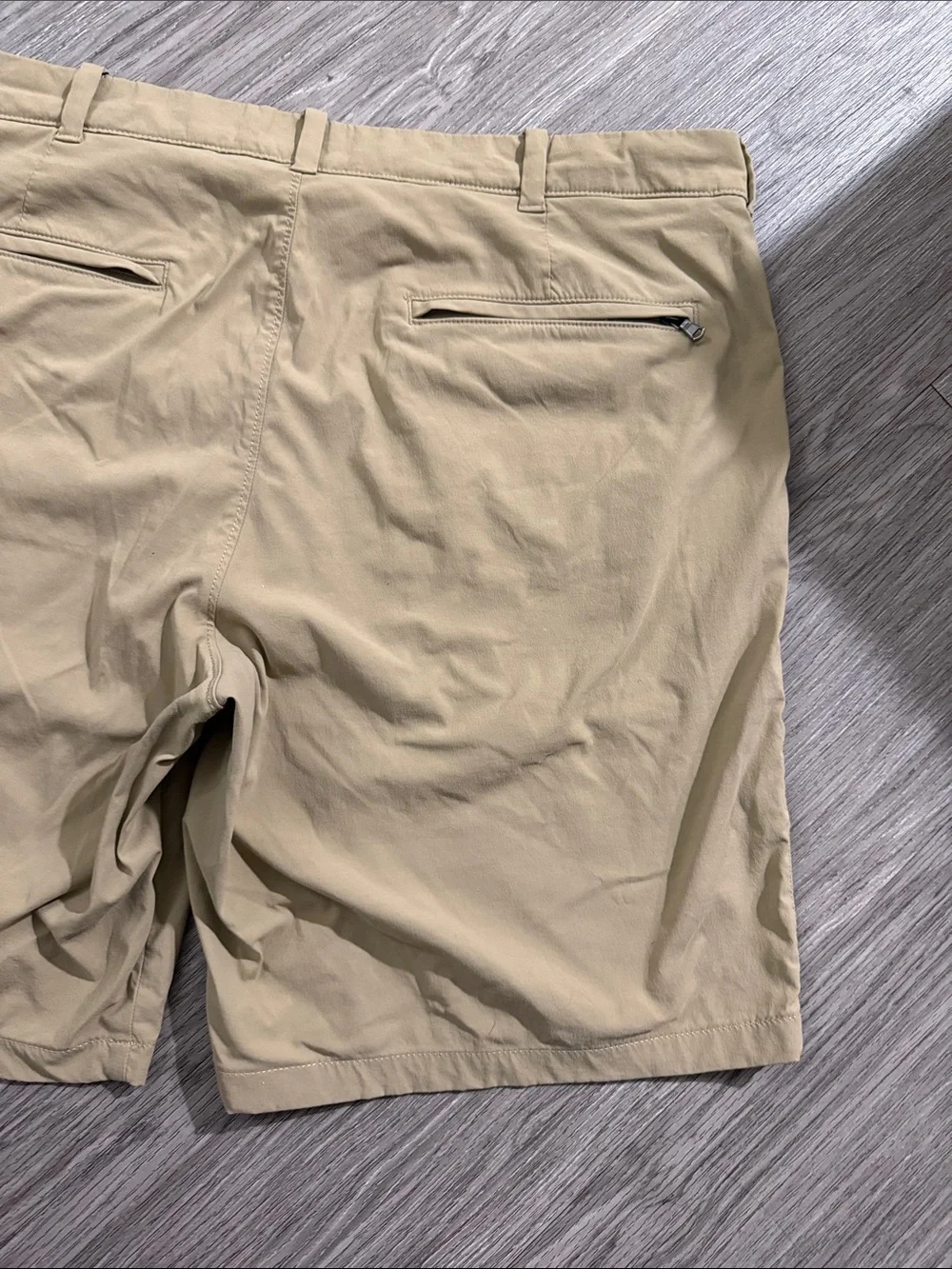 J. Crew Men’s Flat-Front Shorts in Light Khaki Sz 36